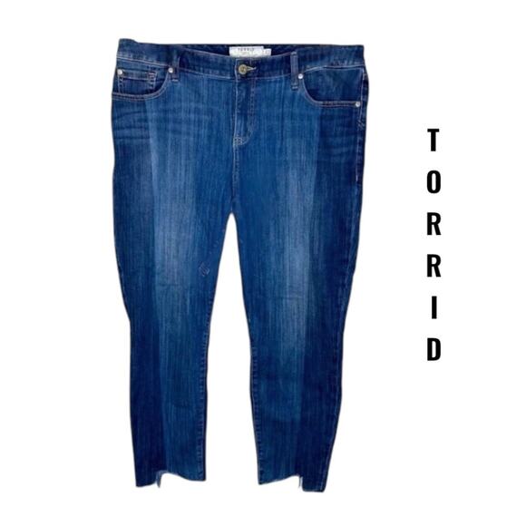 Torrid Jeans Girlfriend Women's Size 18R Blue Medium Wash Raw Notched Hem Crop - Picture 1 of 11